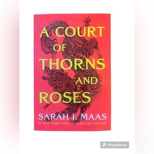 A court of thorns and roses by Sarah Maas paperback book